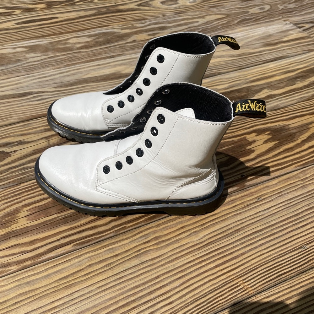 White Lace Up Dr. Martens Boots - Women’s Size 8 - Picture 3 of 9